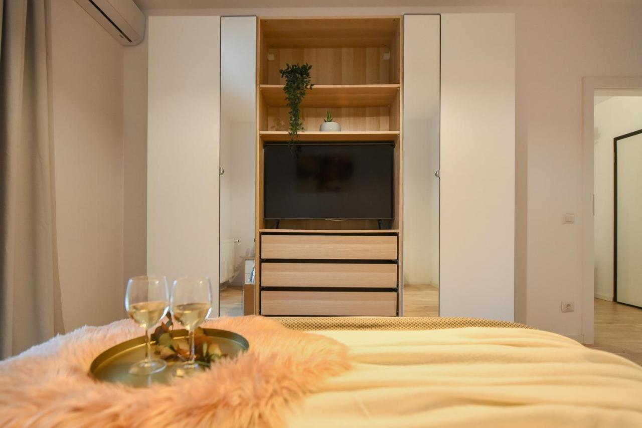 Vacation Feel - 2Br Apartment With Terrace & Private Parking In Baneasa Bucharest Exterior photo
